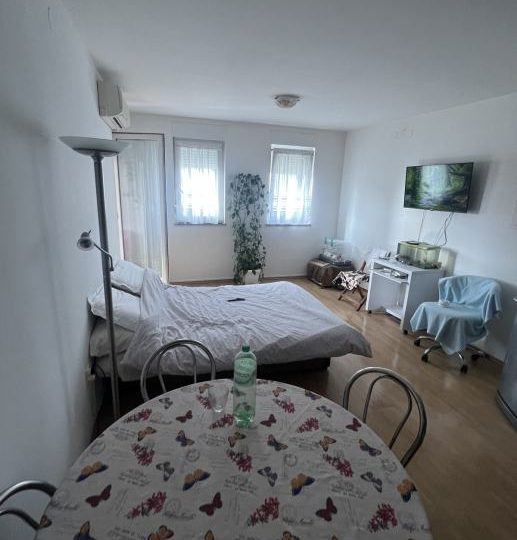 WOHNUNGSMÖGLICHKEIT IN ATTRAKTIVER LAGE!! (Hallen)