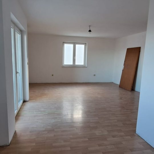 Prostrani stan na Vidikovcu s pogledom na grad