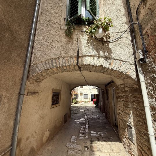 ATTRACTIVE STONE HOUSE 208 m² – 4 FLOORS – POTENTIAL FOR 4 BEDROOMS (for sale)