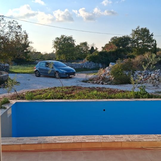 PRIZEMNICA S BAZENOM U MIRNOM NASELJU POKRAJ SVETVINČENTE