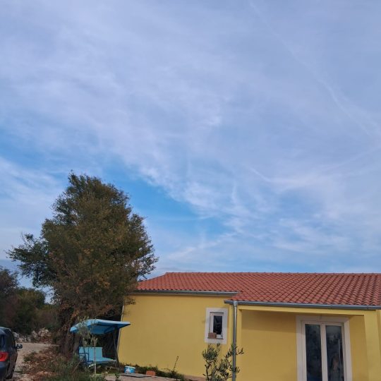 PRIZEMNICA S BAZENOM U MIRNOM NASELJU POKRAJ SVETVINČENTE