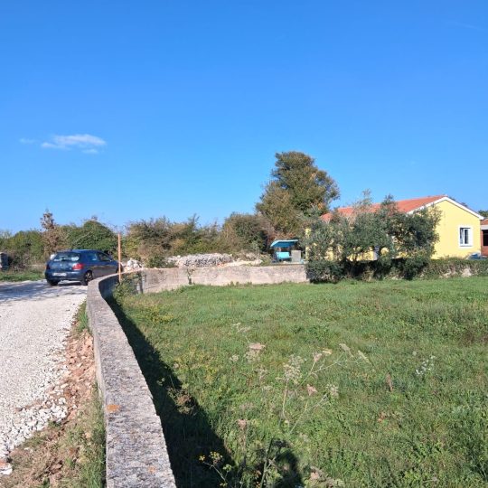 PRIZEMNICA S BAZENOM U MIRNOM NASELJU POKRAJ SVETVINČENTE