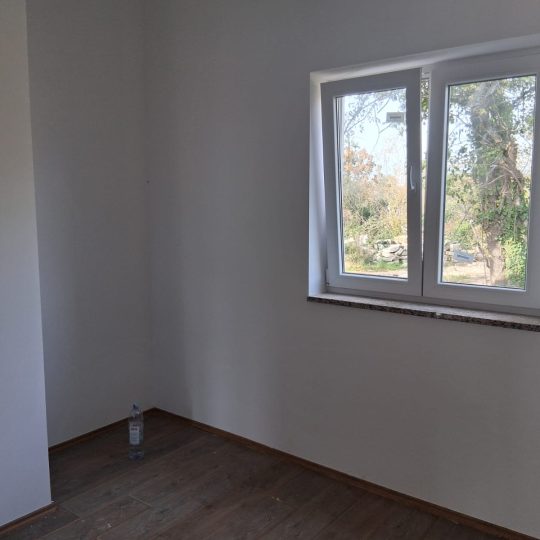 PRIZEMNICA S BAZENOM U MIRNOM NASELJU POKRAJ SVETVINČENTE