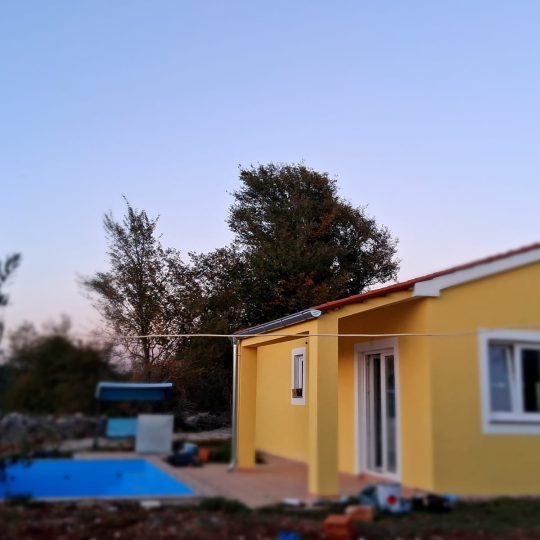 PRIZEMNICA S BAZENOM U MIRNOM NASELJU POKRAJ SVETVINČENTE