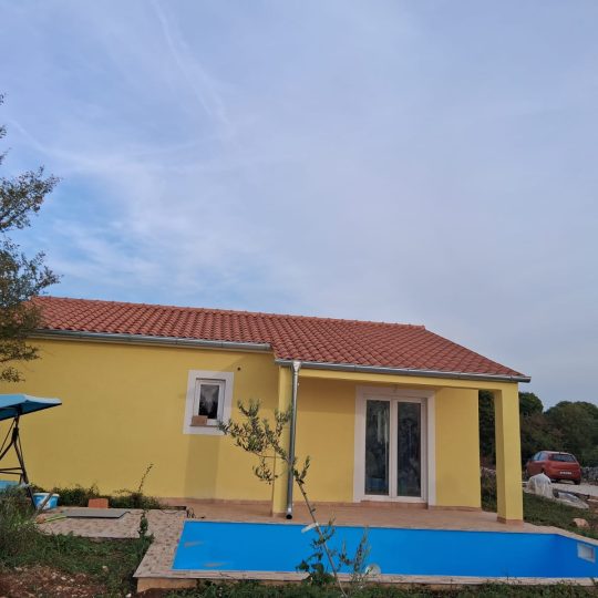 PRIZEMNICA S BAZENOM U MIRNOM NASELJU POKRAJ SVETVINČENTE