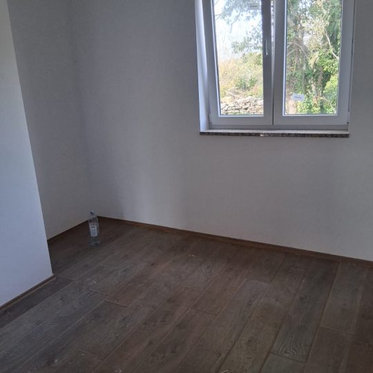 PRIZEMNICA S BAZENOM U MIRNOM NASELJU POKRAJ SVETVINČENTE