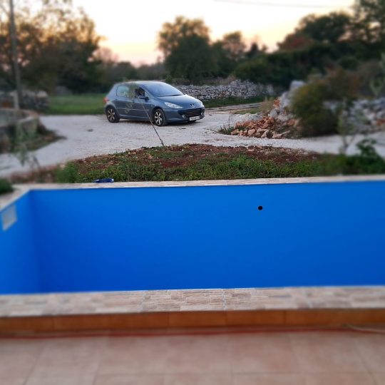 PRIZEMNICA S BAZENOM U MIRNOM NASELJU POKRAJ SVETVINČENTE