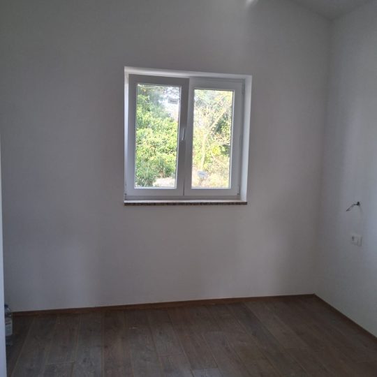 PRIZEMNICA S BAZENOM U MIRNOM NASELJU POKRAJ SVETVINČENTE