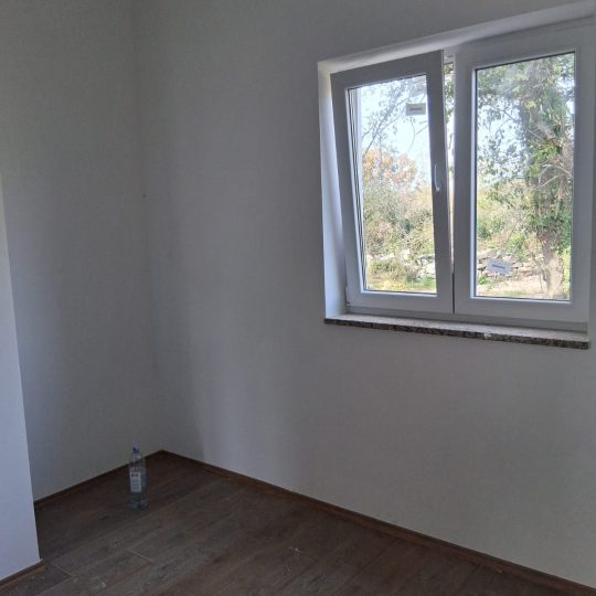 PRIZEMNICA S BAZENOM U MIRNOM NASELJU POKRAJ SVETVINČENTE