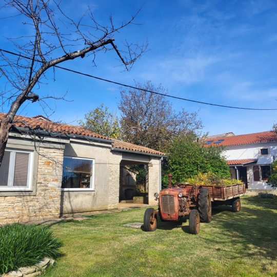 Muntić, Ližnjan: kuća + apartman, konoba i garaža