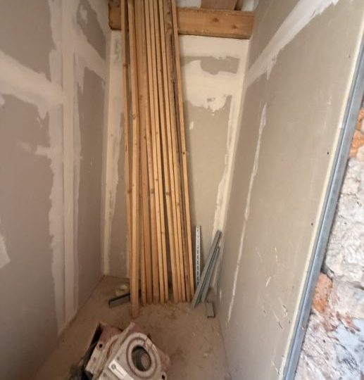 PRILIKA! KUĆA U LIŽNJANU S TERASOM I POTENCIJALOM!