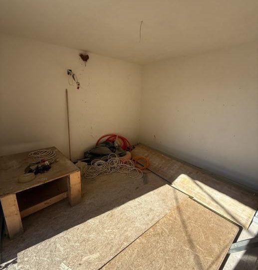 PRILIKA! KUĆA U LIŽNJANU S TERASOM I POTENCIJALOM!