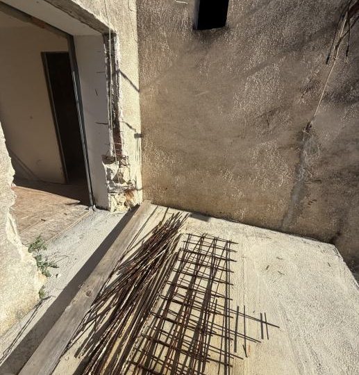 PRILIKA! KUĆA U LIŽNJANU S TERASOM I POTENCIJALOM!