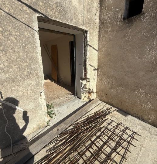 PRILIKA! KUĆA U LIŽNJANU S TERASOM I POTENCIJALOM!