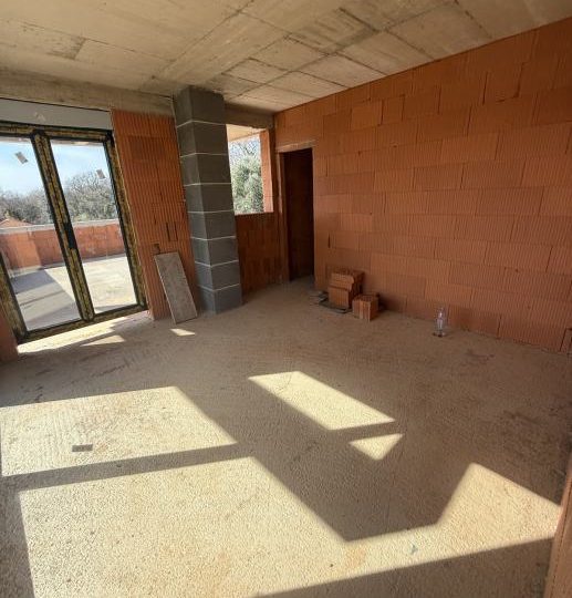 KUĆA U KAVRANU S POGLEDOM NA MORE – ODLIČNA INVESTICIJSKA PRILIKA