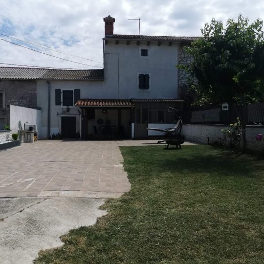 Valtura: Adaptirana kuća, u centru mjesta, 320.000 EUR