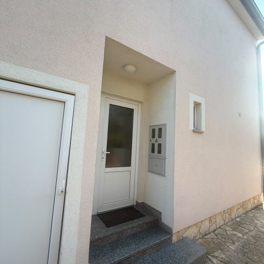 Fažana: Moderno uređena kuća s okućnicom, u Fažani, P+1, 400.000 EUR