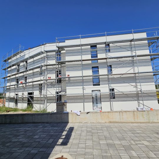 NOVOGRADNJA – EKSKLUZIVNA PRILIKA U SRCU FAŽANE! SAMO 3 STANA U PRODAJI – USELJENJE DO KRAJA 2026. GODINE