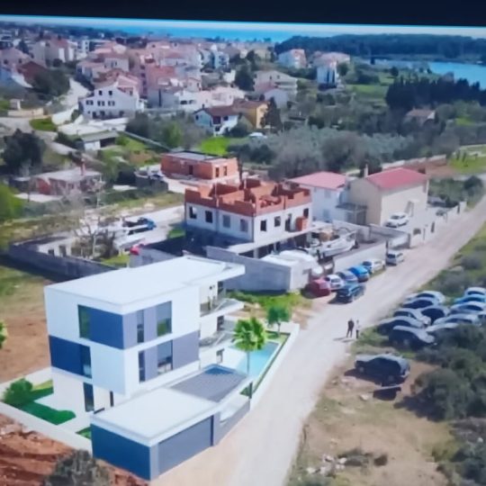 Medulin: Prodaje se kuća s 3 stana, 100 metara od mora