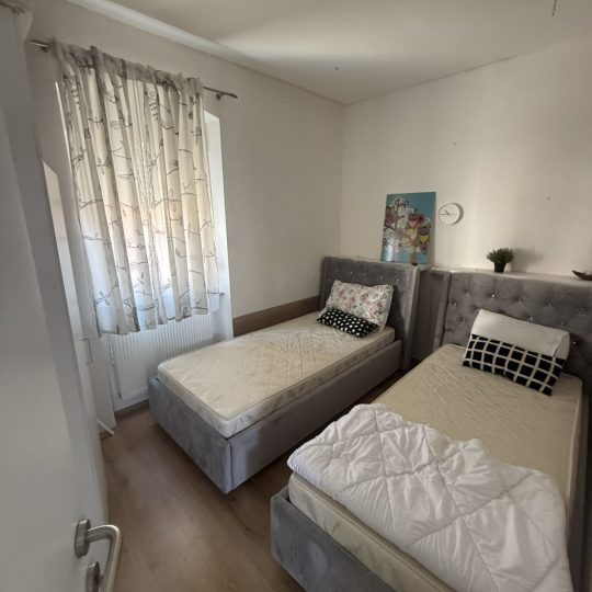 STAN 51 m² – PRVI KAT – 2 SPAVAĆE SOBE – ODLIČNA PRILIKA!