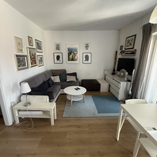 STAN 51 m² – PRVI KAT – 2 SPAVAĆE SOBE – ODLIČNA PRILIKA!