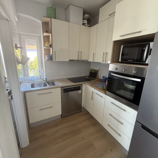 STAN 51 m² – PRVI KAT – 2 SPAVAĆE SOBE – ODLIČNA PRILIKA!