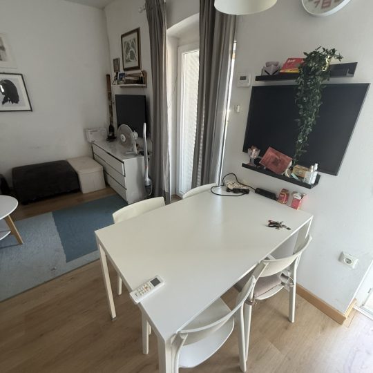 STAN 51 m² – PRVI KAT – 2 SPAVAĆE SOBE – ODLIČNA PRILIKA!