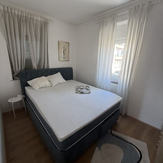 STAN 51 m² – PRVI KAT – 2 SPAVAĆE SOBE – ODLIČNA PRILIKA!