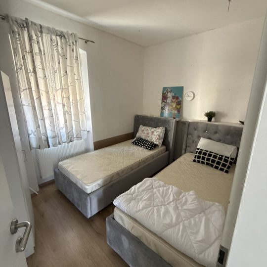 STAN 51 m² – PRVI KAT – 2 SPAVAĆE SOBE – ODLIČNA PRILIKA!