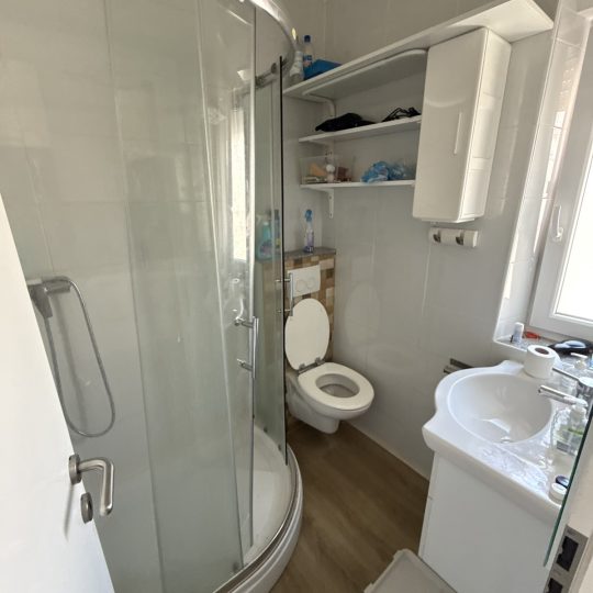 STAN 51 m² – PRVI KAT – 2 SPAVAĆE SOBE – ODLIČNA PRILIKA!