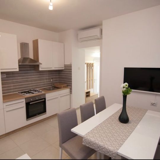 Centar: Odličan kompletno opremljen stan, 62 m2