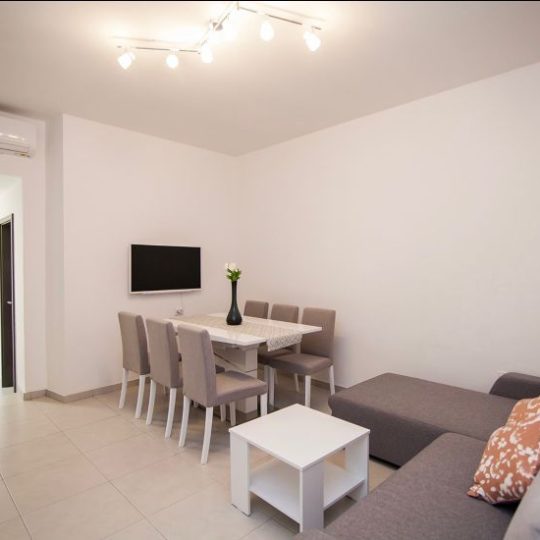 Centar: Odličan kompletno opremljen stan, 62 m2