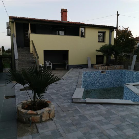 Ližnjan: Atraktivna kuća s bazenom, 160 m2