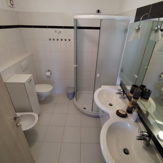 AKTUALNO! Fažana, atraktivan i namješten stan sa garažom!