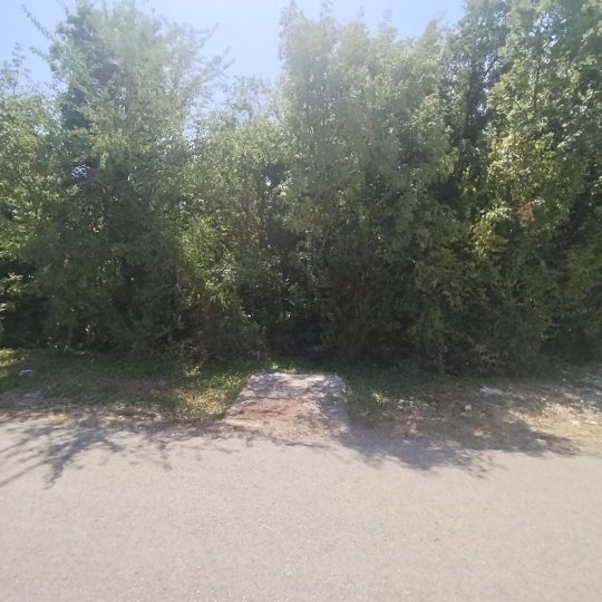 Krnica: Građevinska parcela 2100 m2, okružena zelenilom, privatnost