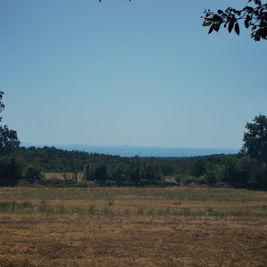 Krnica: Građevinska parcela 2100 m2, okružena zelenilom, privatnost