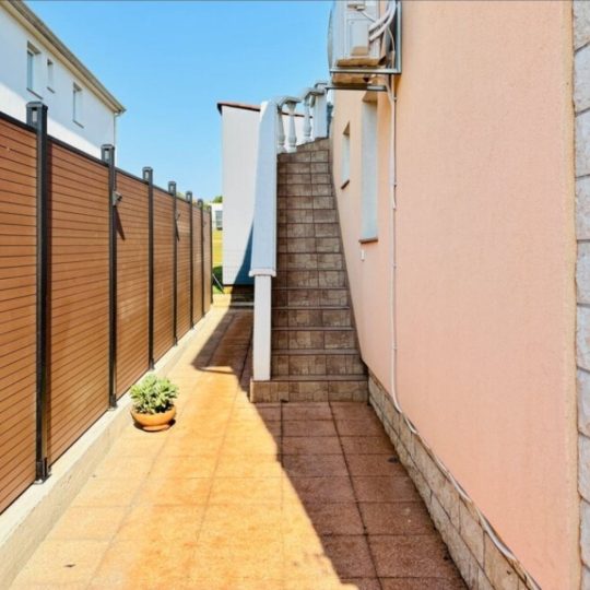 Štinjan: Kuća s 2 apartmana, 90 m2, vrijedna investicija