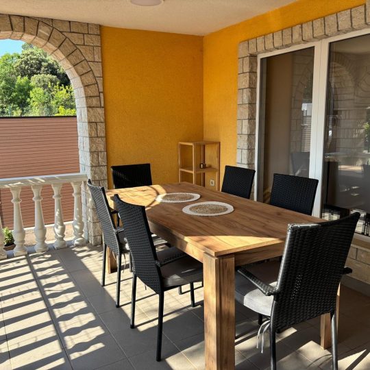 Štinjan: Kuća s 2 apartmana, 90 m2, vrijedna investicija
