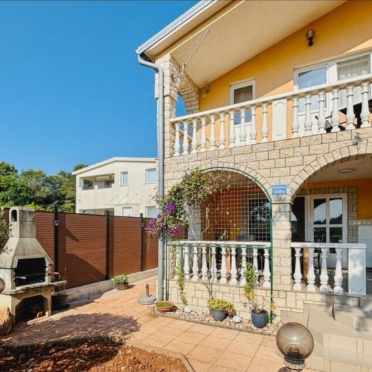 Štinjan: Kuća s 2 apartmana, 90 m2, vrijedna investicija