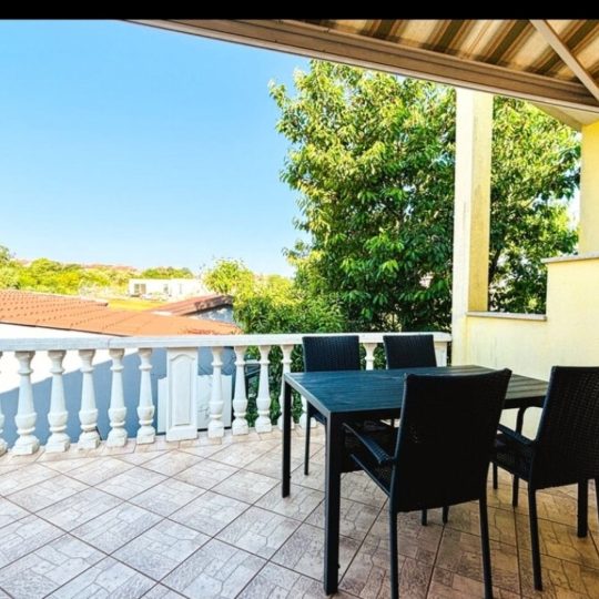 Štinjan: Kuća s 2 apartmana, 90 m2, vrijedna investicija