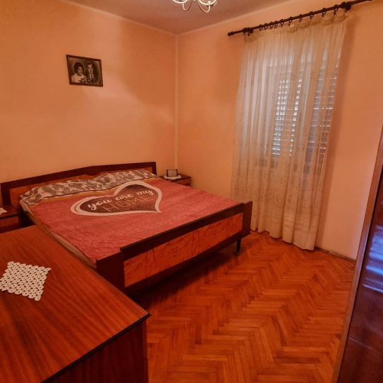 Simpatična kuća sa vrtom u blizini Arene!