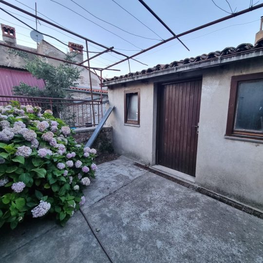 Simpatična kuća sa vrtom u blizini Arene!