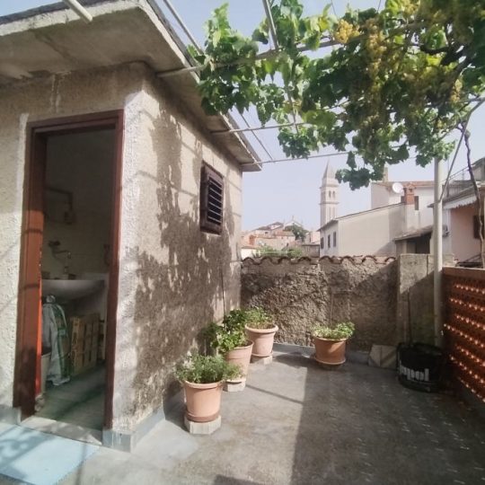 Vodnjan, lijepa kuća za urediti, odlična lokacija!