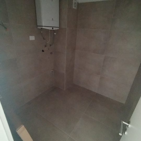 Veli Vrh: Visokokvalitetna novogradnja, komforan stan, velika terasa, zelenilo