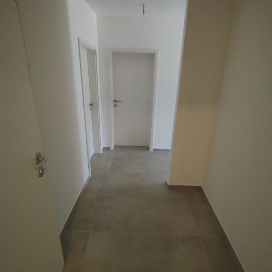 Veli Vrh: Visokokvalitetna novogradnja, komforan stan, velika terasa, zelenilo