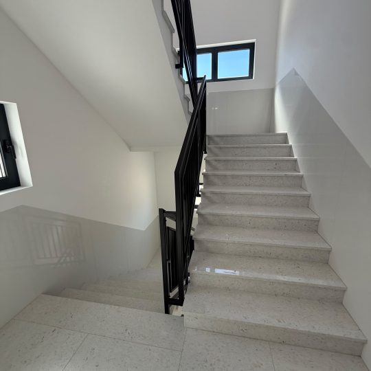 Štinjan: Trosoban stan s parkingom u modernoj novogradnji, 117 m2