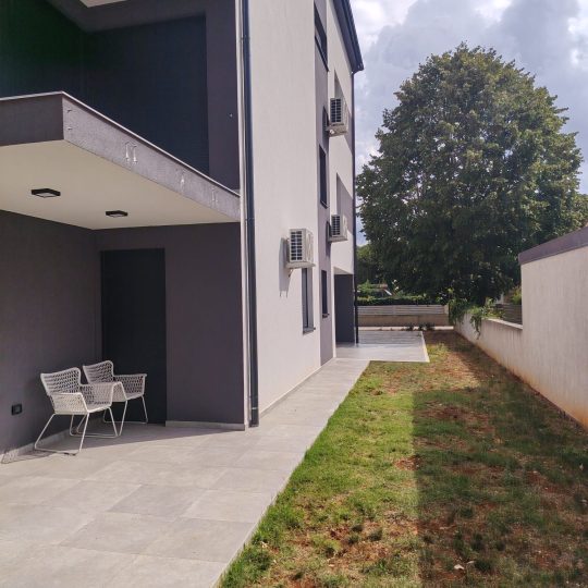 Fažana: Top prilika! Dvoetažni stan s uporabnom!