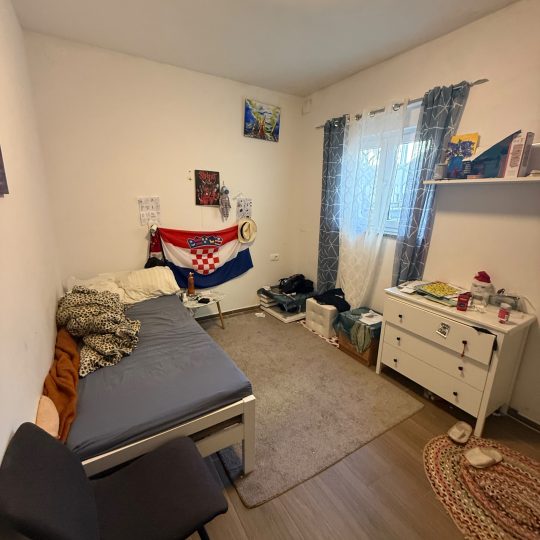 Pula: Prostran stan s 3 spavaće sobe i terasom!