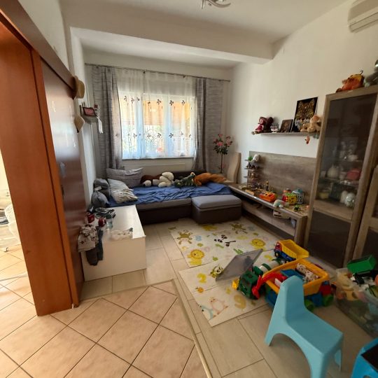Pula: Prostran stan s 3 spavaće sobe i terasom!