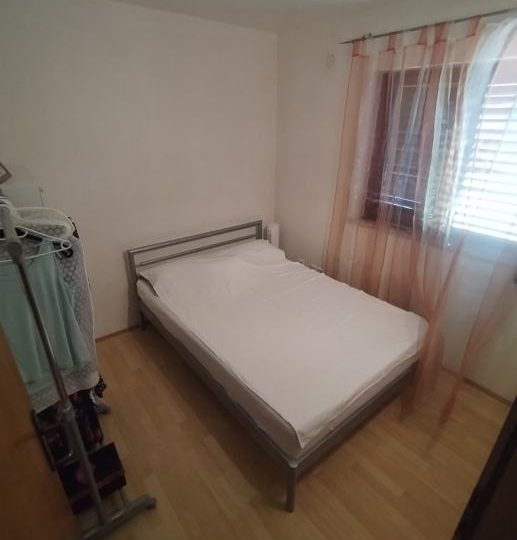 Ližnjan, samostojeća kuća sa 2 stana i lijepom okućnicom!